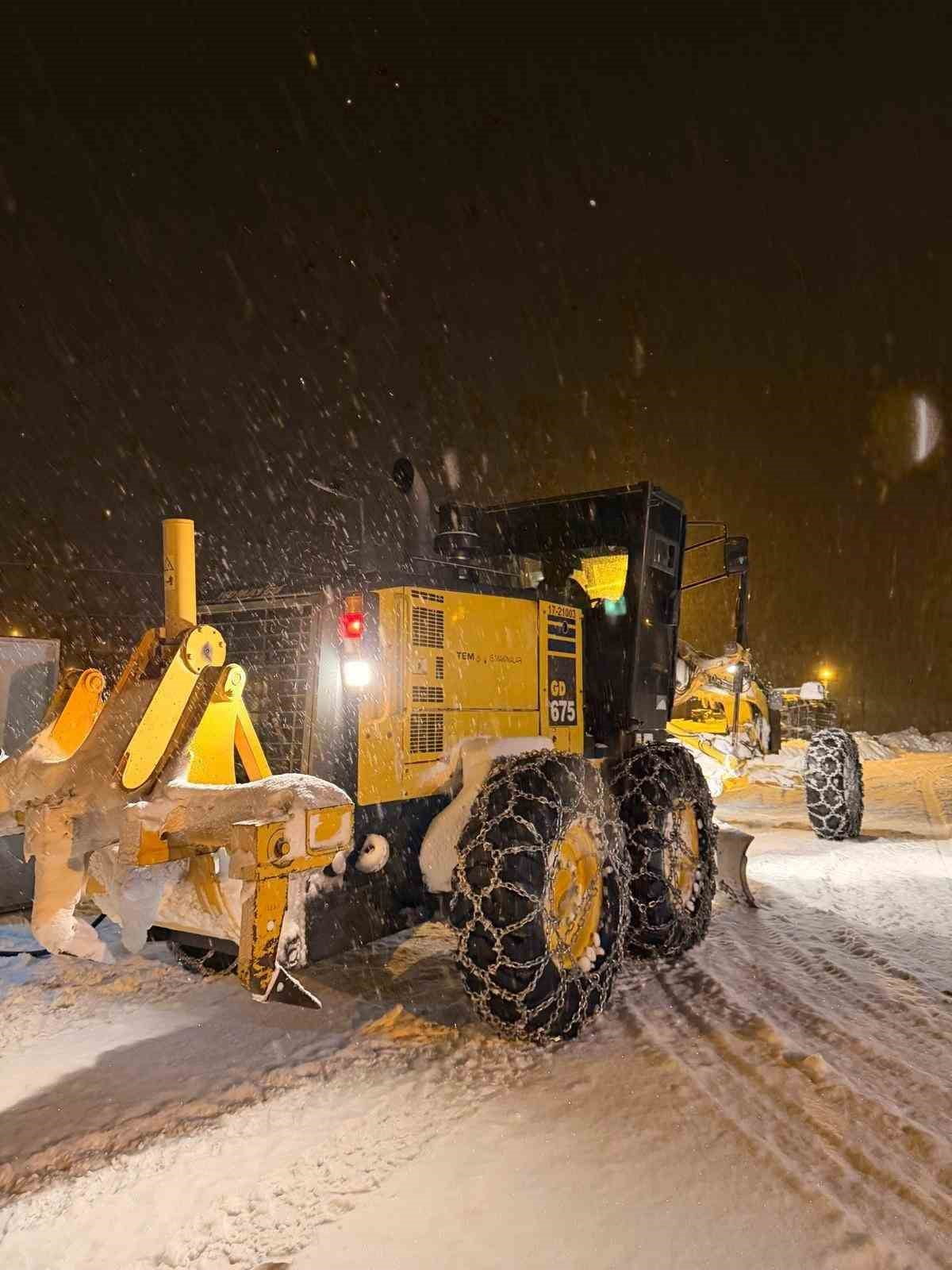 ARDAHAN’DA ETKİLİ OLAN KAR YAĞIŞIYLA BİRLİKTE ETKİLİ OLAN TİPİ NEDENİYLE 35 KÖY YOLU ULAŞIMA...