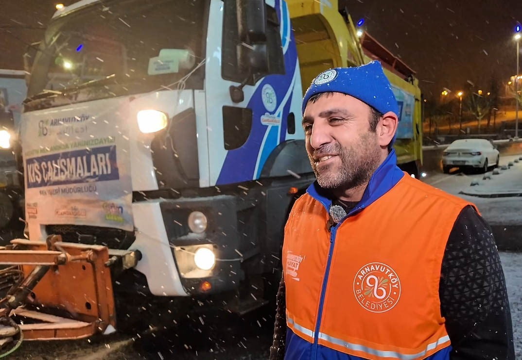 ARNAVUTKÖY BELEDİYESİ'NDE GÖREVLİ KAR KÜREME ARACI ŞOFÖRÜ BÜNYAMİN ÖZKAN