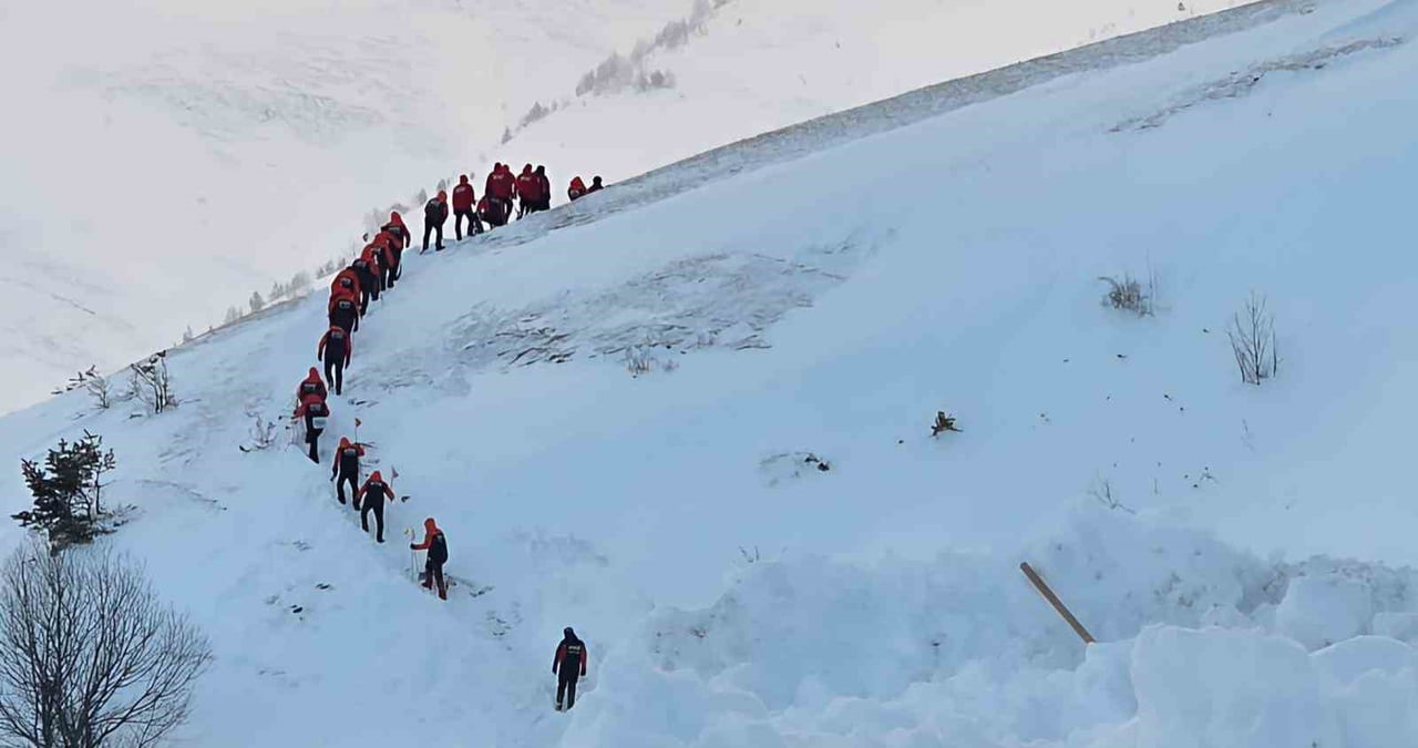 ARTVİN’DE ÇIĞ FELAKETİNDE  ÇIĞ ALTINDA KALAN BÜLENT GEZER’İN İÇİN ARAMA KURTARMA ÇALIŞMALARI...