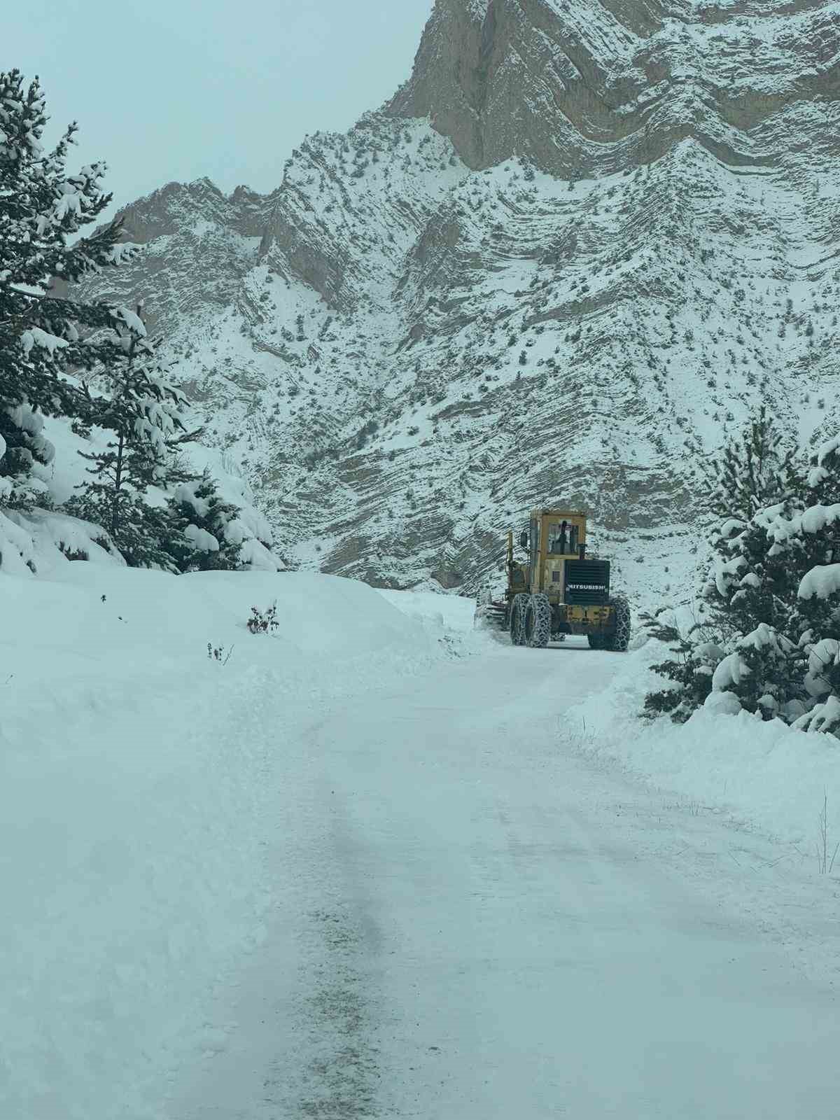 ARTVİN’DE KAR YAĞIŞI NEDENİYLE KAPLI OLAN KÖY YOLLARI ULAŞIMA ÇALIŞMALARI SÜRÜYOR. SON OLARAK 6...