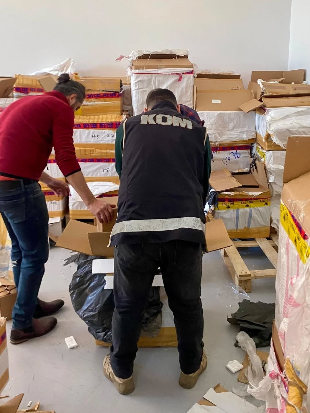 ARTVİN’DE POLİS EKİPLERİNCE DURDURULAN BİR TIRDA YAPILAN ARAMADA, YAKLAŞIK 300 MİLYON TL DEĞERİNDE...