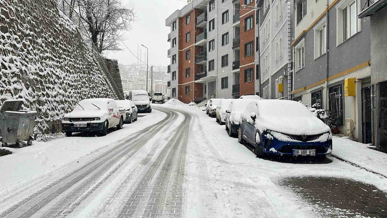 ARTVİN’DE SABAH SAATLERİNDE ETKİSİNİ ARTIRAN KAR YAĞIŞI NEDENİYLE KENT GENELİNDE ULAŞIMDA...