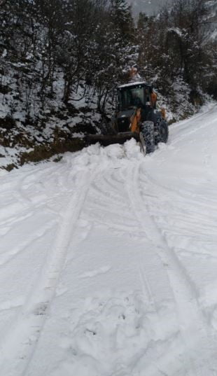 ARTVİN GENELİNDE ETKİLİ OLAN OLUMSUZ HAVA KOŞULLARI NEDENİYLE 4 İLÇEDE TOPLAM 18 KÖY YOLUNDA...