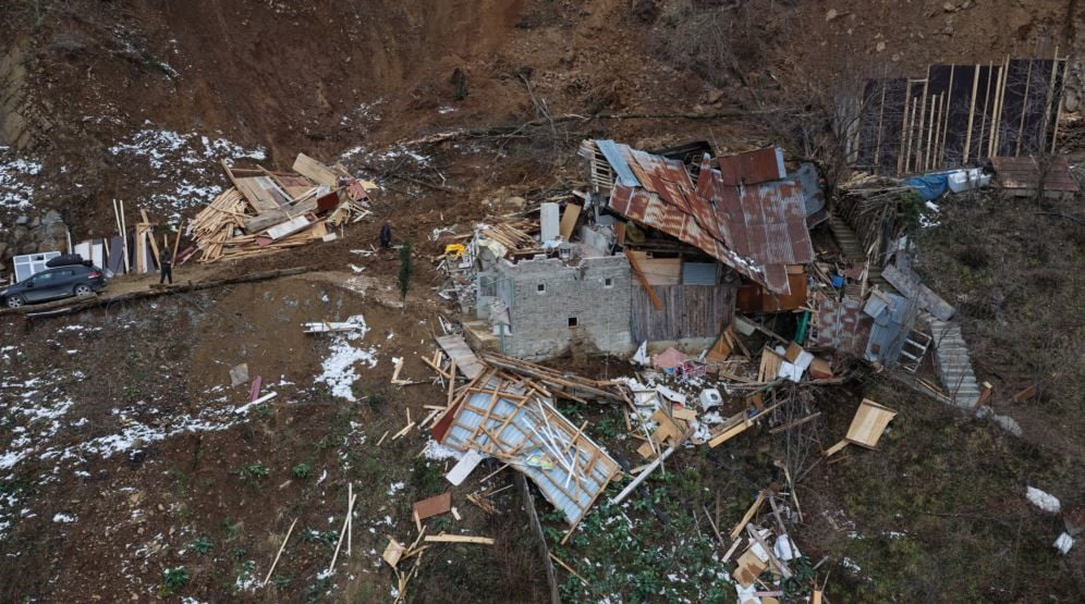ARTVİN’İN BORÇKA İLÇESİNDE, YOĞUN KAR YAĞIŞININ ARDINDAN MEYDANA GELEN TOPRAK KAYMASI SONUCU BİR...