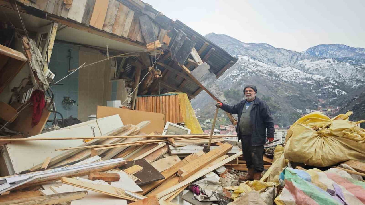 ARTVİN’İN BORÇKA İLÇESİNDE YOĞUN KAR YAĞIŞININ ARDINDAN MEYDANA GELEN TOPRAK KAYMASI SONUCU BİR EV...