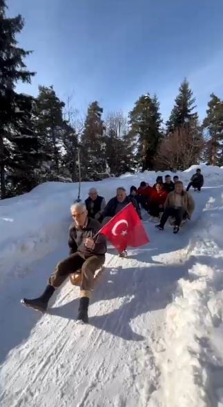 ARTVİN’İN ŞAVŞAT İLÇESİ KOCABEY KÖYÜNDE YOĞUN KAR YAĞIŞININ ARDINDAN VATANDAŞLAR, GELENEKSEL TAHTA...
