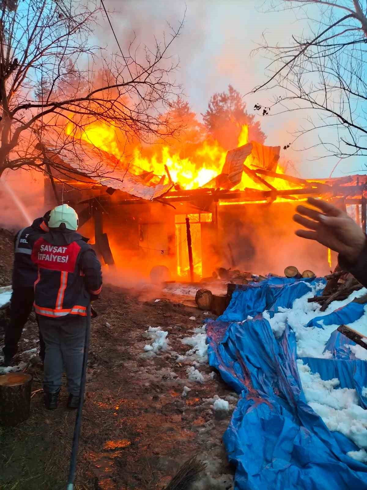 ARTVİN’İN ŞAVŞAT İLÇESİNE BAĞLI DEREİÇİ KÖYÜNDE AHMET UZUN’A AİT AHŞAP BİR EVİNDE YANGIN ÇIKTI....