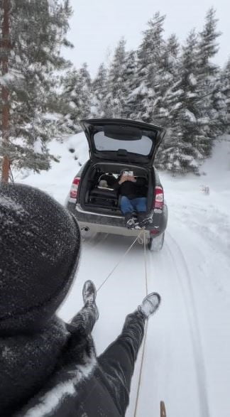 ARTVİN’İN ŞAVŞAT İLÇESİNE BAĞLI KÖYLERDE, GELENEKSEL YÖNTEMLERLE YAPILAN TAHTA KIZAKLAR KIŞ...