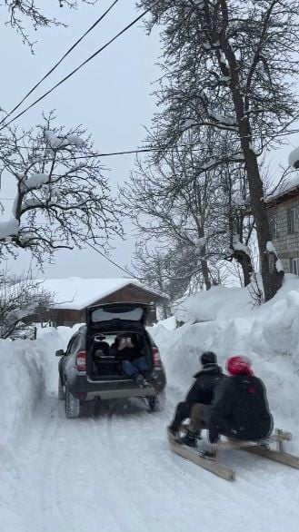 ARTVİN’İN ŞAVŞAT İLÇESİNE BAĞLI KÖYLERDE, GELENEKSEL YÖNTEMLERLE YAPILAN TAHTA KIZAKLAR KIŞ...