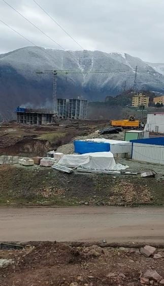 ARTVİN’İN SEYİTLER BÖLGESİNDE YAPIMI DEVAM EDEN TOKİ KONUT İNŞAATINDA MEYDANA GELEN İŞ KAZASINDA...