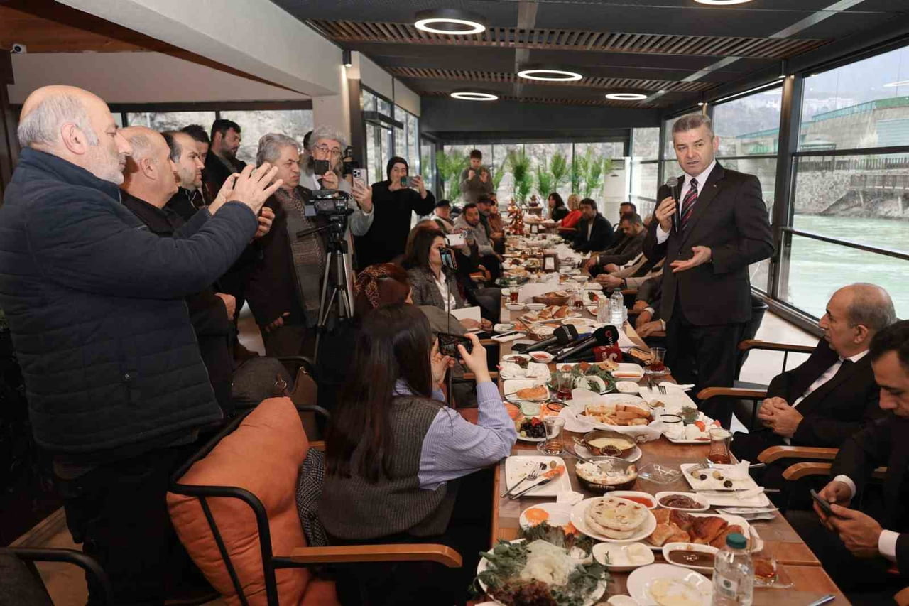 ARTVİN VALİSİ TURAN ERGÜN, 10 OCAK ÇALIŞAN GAZETECİLER GÜNÜ’NDE BASIN MENSUPLARIYLA BİR ARAYA...