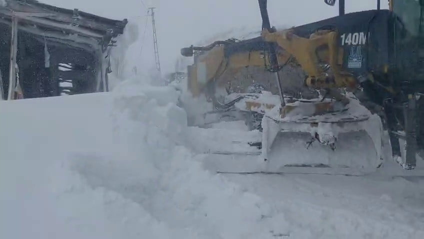 AŞKALE’YE 38 KİLOMETRE, ERZURUM İL MERKEZİNE İSE 91 KİLOMETRE UZAKLIKTA BULUNAN YUMRUVEREN KÖYÜ...