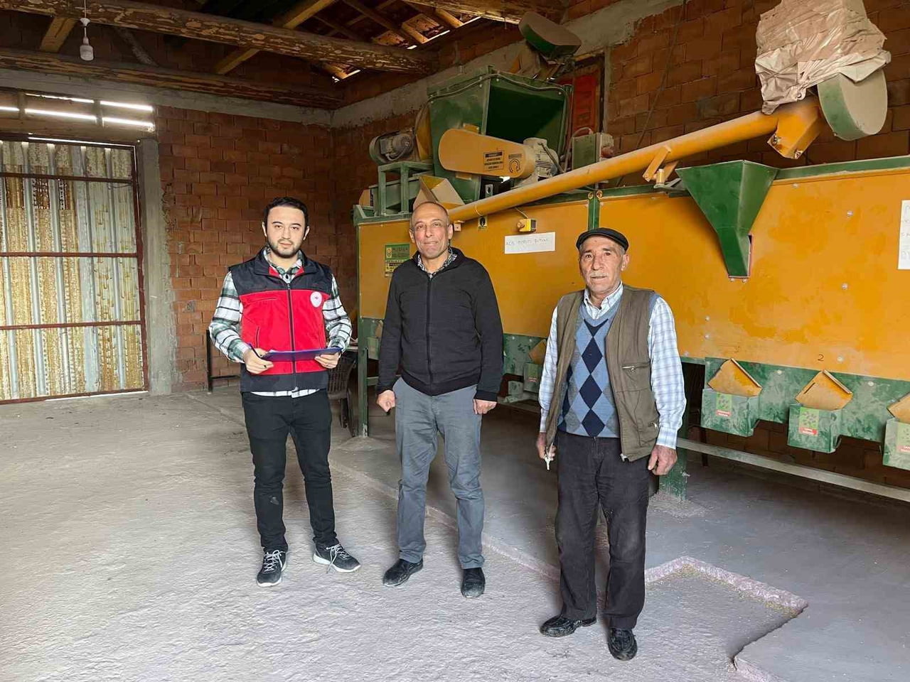 ASLANAPA’DA SELEKTÖR VE YEM EZME MAKİNELERİ DENETLENDİ