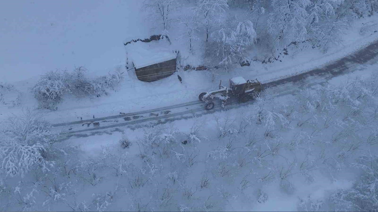 ATAKUM BELEDİYESİ, YÜKSEK KESİMLERDE ETKİLİ OLAN KAR YAĞIŞI NEDENİYLE KARLA MÜCADELE ÇALIŞMALARINI...