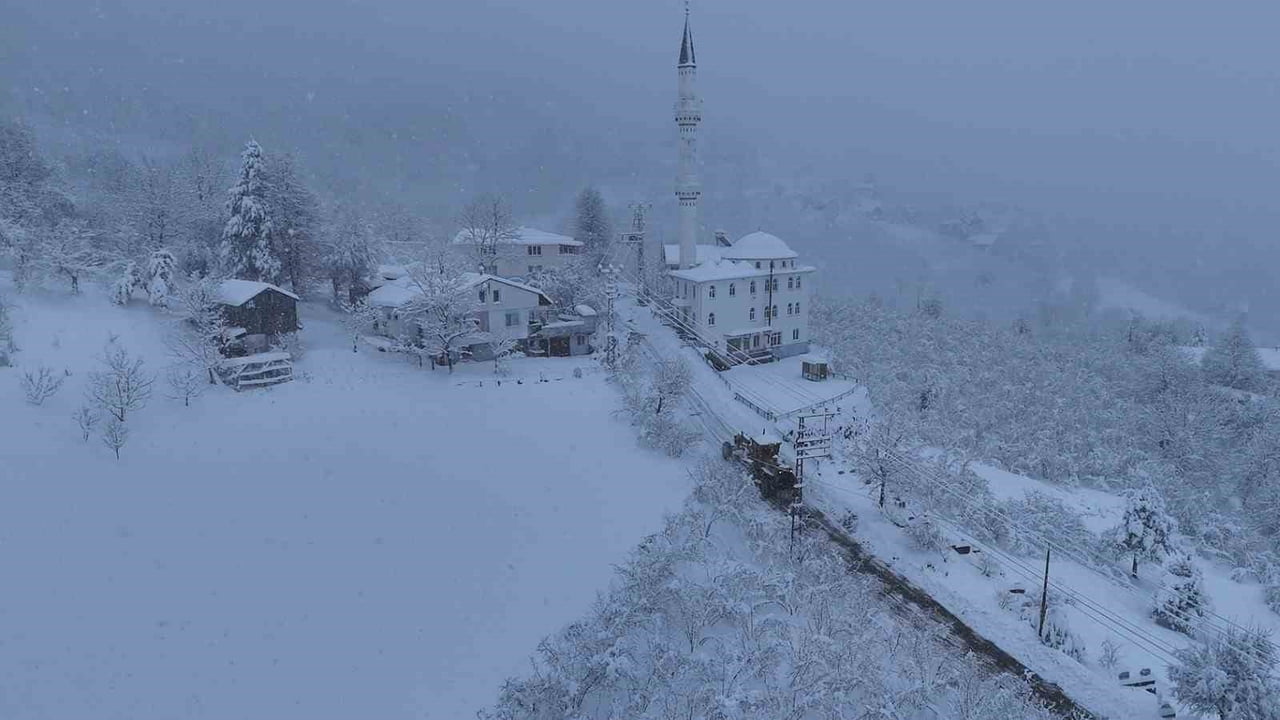 ATAKUM BELEDİYESİ, YÜKSEK KESİMLERDE ETKİLİ OLAN KAR YAĞIŞI NEDENİYLE KARLA MÜCADELE ÇALIŞMALARINI...
