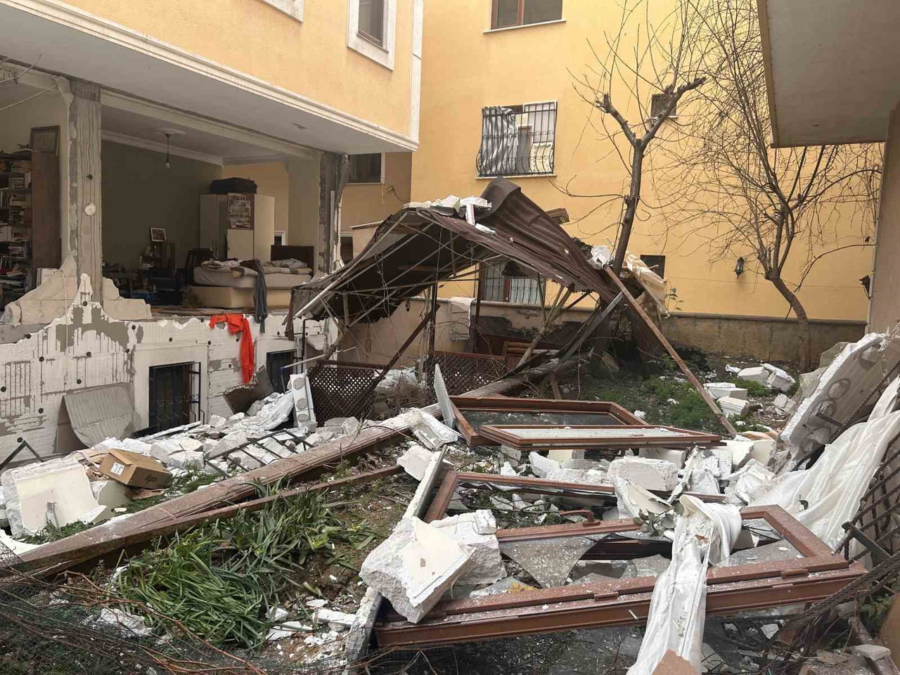 ATAŞEHİR'DE BİR BİNANIN GİRİŞ KATINDA MEYDANA GELEN DOĞALGAZ PATLAMASINDA 1 KİŞİ HAFİF...