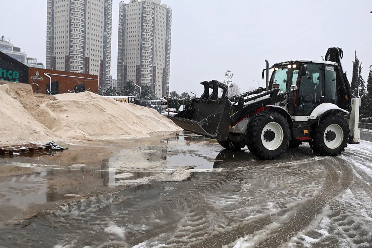 ATAŞEHİR BELEDİYESİ'NİN KARLA MÜCADELE İÇİN OLUŞTURDUĞU BEYAZ TİM EKİPLERİ, İLÇE GENELİNDE ETKİLİ...