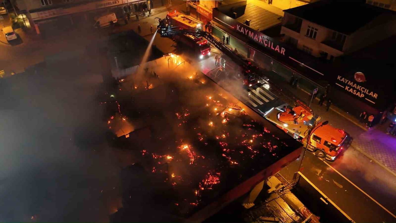 ATAŞEHİR’DE İKİ KATLI BİNANIN ÇATISINDA ÇIKAN YANGIN PANİĞE NEDEN OLDU. İTFAİYE EKİPLERİNİN HIZLI...