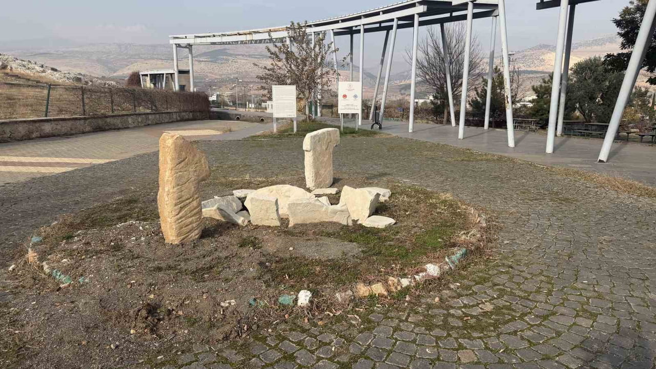ATATÜRK BARAJI’NDA SULAR ÇEKİLİNCE, ŞANLIURFA’DA GÖBEKLİTEPE’DE Kİ GİBİ ‘T’ ŞEKİLLİ TAŞLAR ORTAYA...