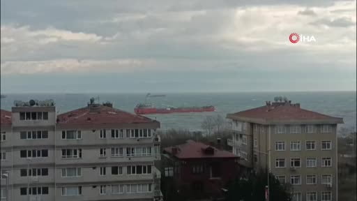 Avcılar'da sürüklenen yakıt tankeri kıyıya 30 metre kala durabildi: O anlar kamerada