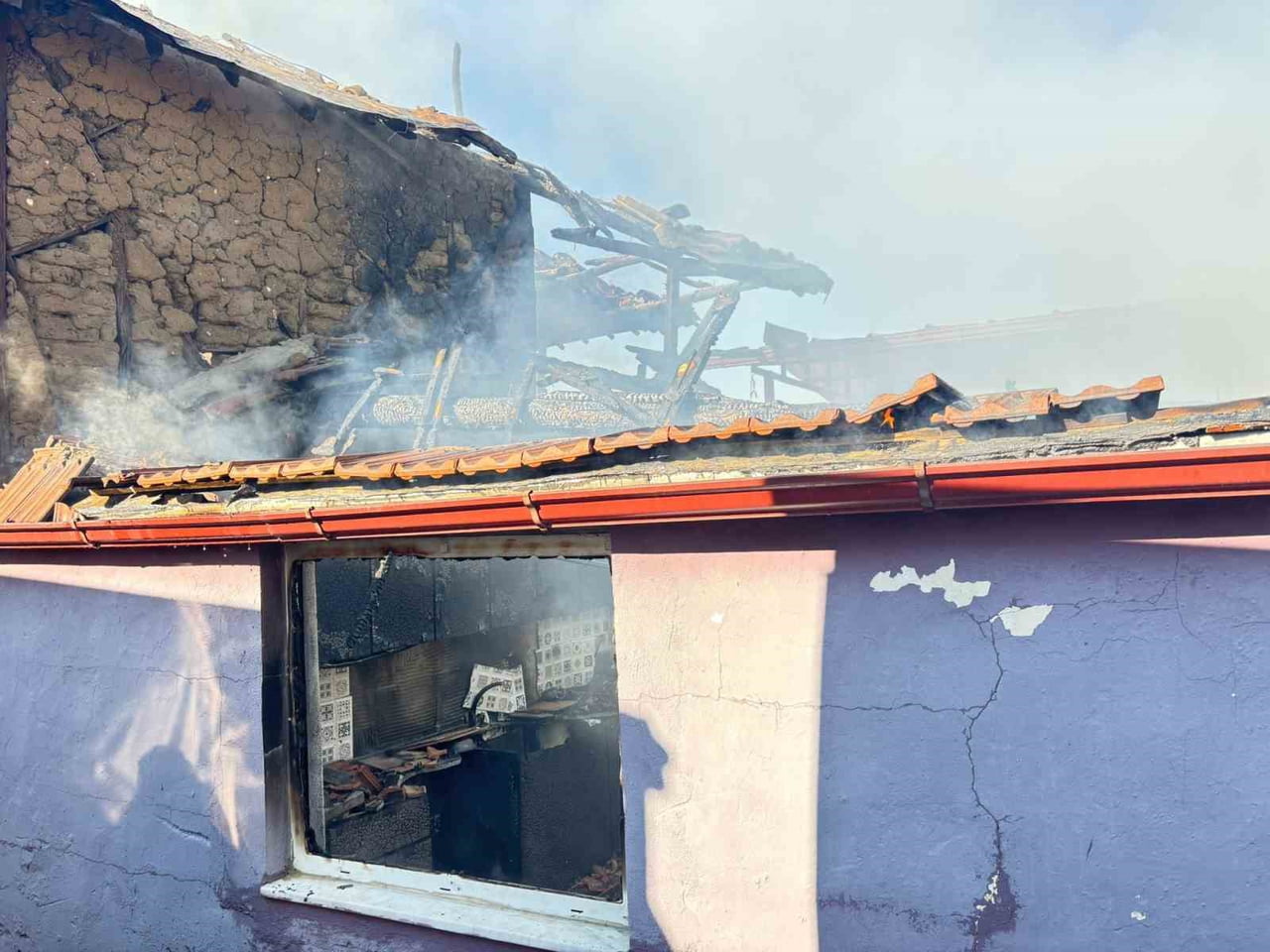 AYDIN'IN BOZDOĞAN İLÇESİNDE BİR EV, ÇIKAN YANGINDA ALEVLERE TESLİM OLURKEN, SOĞUTMA ÇALIŞMALARININ...