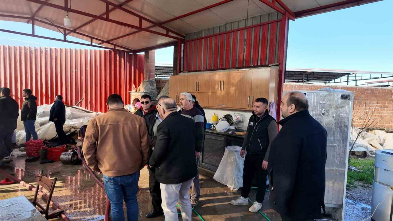 AYDIN'IN BOZDOĞAN İLÇESİNDE BİR EV, ÇIKAN YANGINDA ALEVLERE TESLİM OLURKEN, SOĞUTMA ÇALIŞMALARININ...