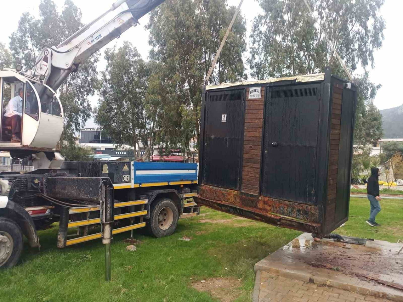 AYDIN'IN DİDİM İLÇESİNDE SAHA ÇALIŞMALARINI SÜRDÜREN BELEDİYE EKİPLERİ, AYRICA FIRTINADAN ZARAR...