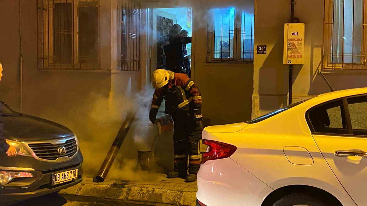 AYDIN'IN EFELER İLÇESİNDE BİR APARTMANIN ÇATISINDAN YÜKSELEN YOĞUN DUMAN EKİPLERİ HAREKETE...