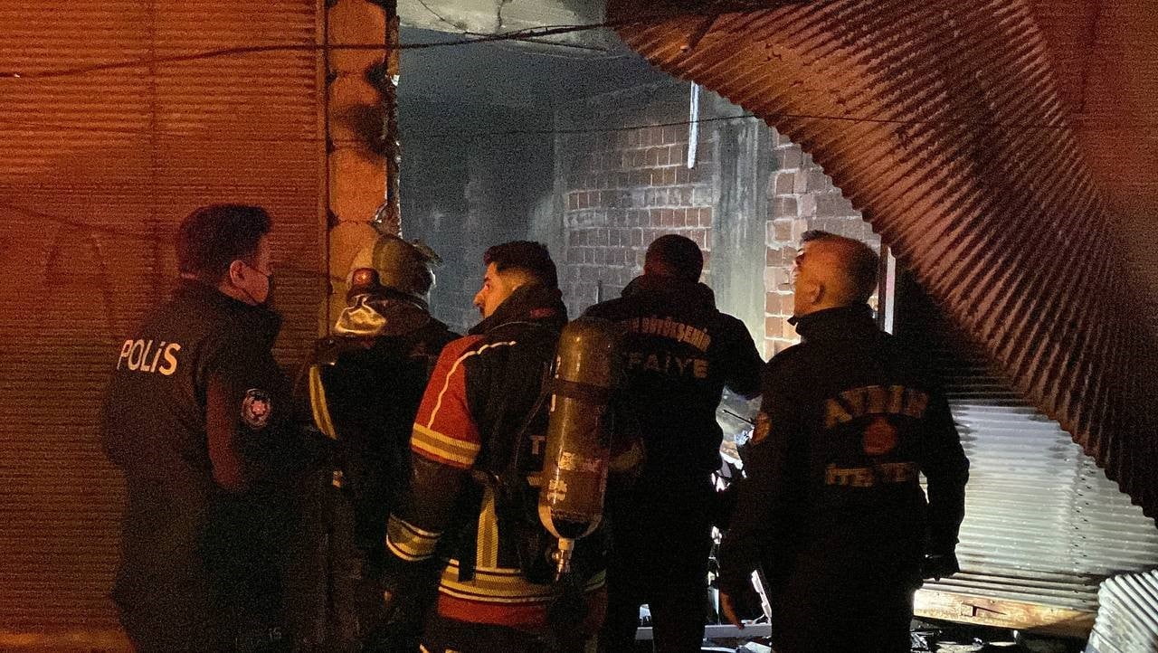 AYDIN'IN EFELER İLÇESİNDE BİR APARTMANIN ZEMİN KATINDA ÇIKAN YANGIN VATANDAŞLARI PANİKLETİRKEN...