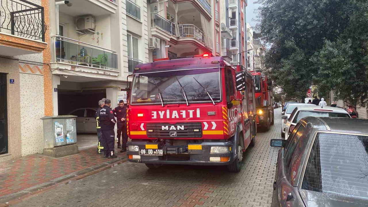 AYDIN'IN EFELER İLÇESİNDE BİR EVİN MUTFAĞINDAKİ ASPİRATÖRDEN KAYNAKLANAN YANGINDA MADDİ HASAR...