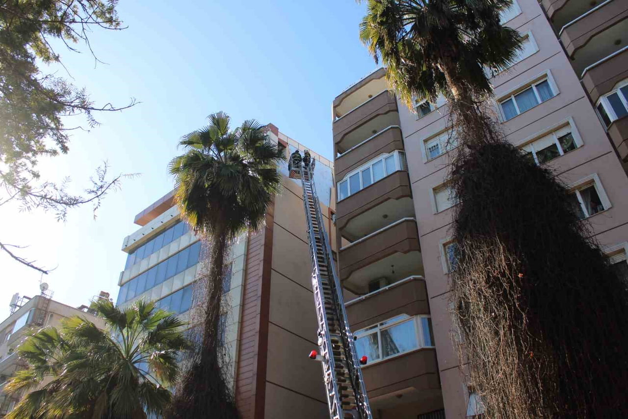 AYDIN'IN EFELER İLÇESİNDE ETKİLİ OLAN RÜZGAR SEBEBİYLE BİR BİNANIN CEPHESİ KOPARAK KALDIRIMA...