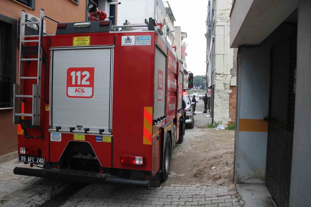 AYDIN'IN EFELER İLÇESİNDE METRUK BİR BİNANIN İÇERSİNDE BULUNAN TAHTALARIN TUTUŞMASI SONUCU ÇIKAN...