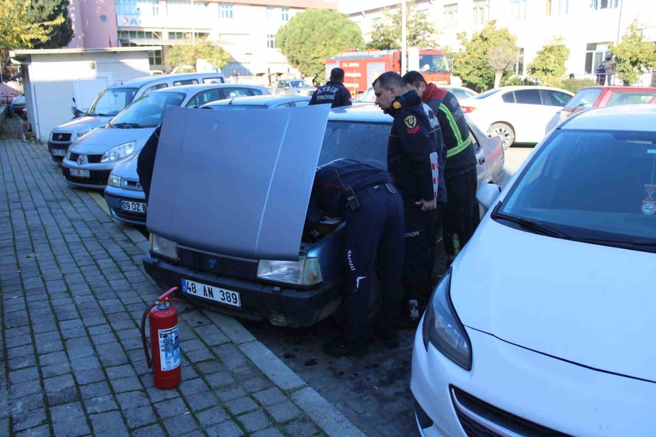 AYDIN'IN EFELER İLÇESİNDE PARK HALİNDEKİ ARAÇTAN DUMANLAR YÜKSELDİ, SÜRÜCÜNÜN HIZLI MÜDAHALESİ...