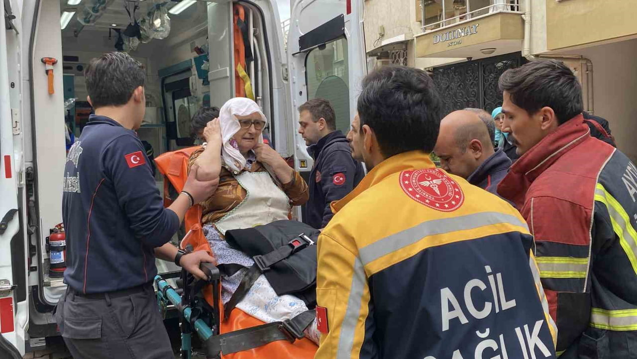 AYDIN'IN EFELER İLÇESİNDE YAŞLI BİR KADININ TAZİYE EVİNE YEMEK YAPARKEN ÇIKAN YANGIN BÜYÜMEDEN...