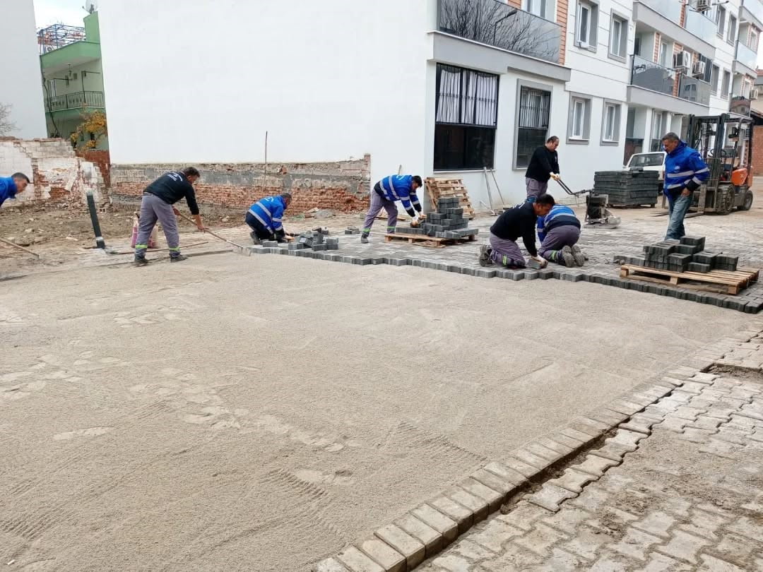 AYDIN'IN GERMENCİK İLÇESİNDE SAHAYA İNEN BELEDİYE EKİPLERİ, İSTASYON MAHALLESİ'NDE PARKE TAŞI...