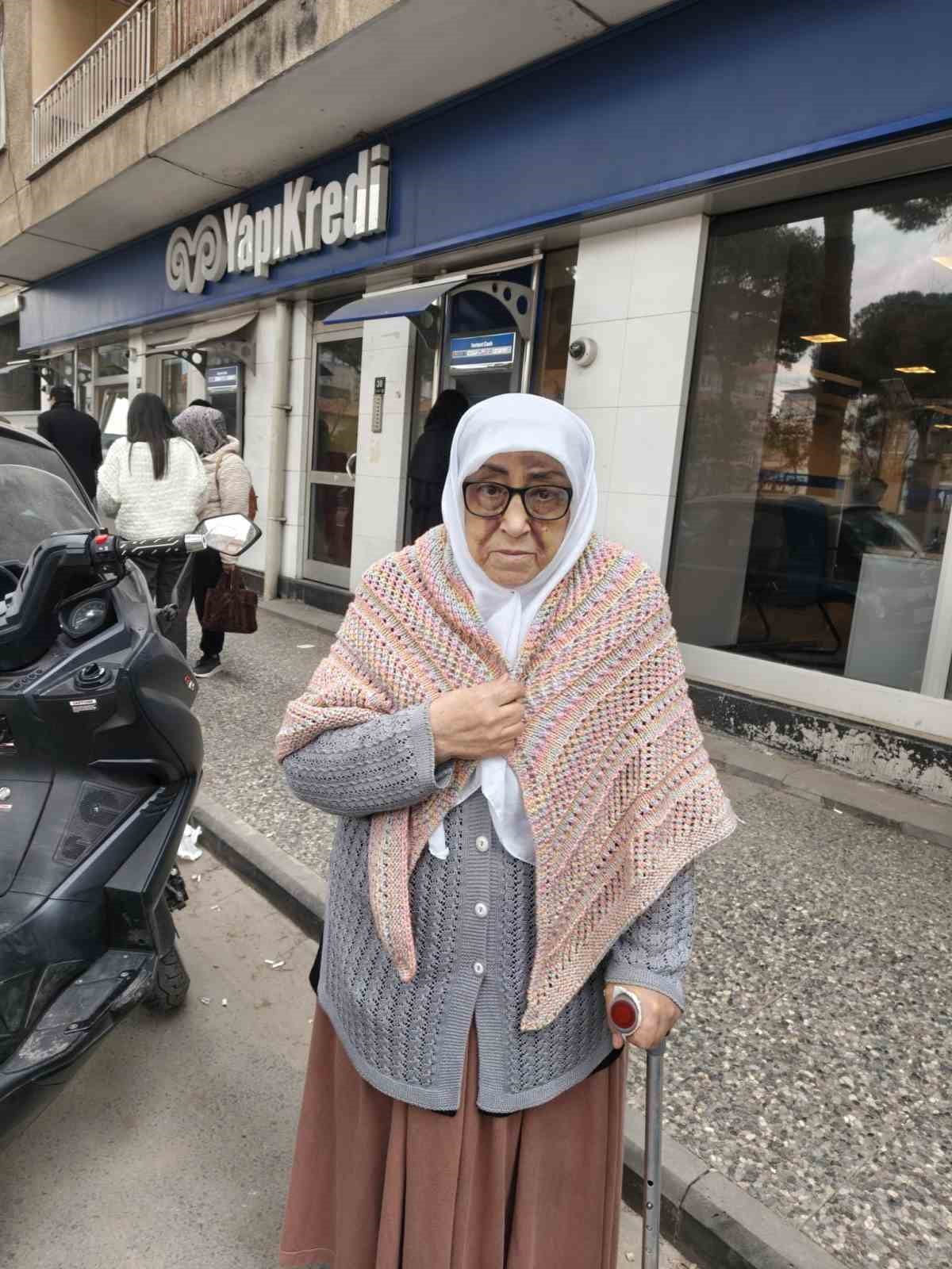 AYDIN'IN İNCİRLİOVA İLÇESİNDE YAŞAYAN 76 YAŞINDAKİ BİR KADIN, KOCASINDAN KALAN EMEKLİ MAAŞINI...