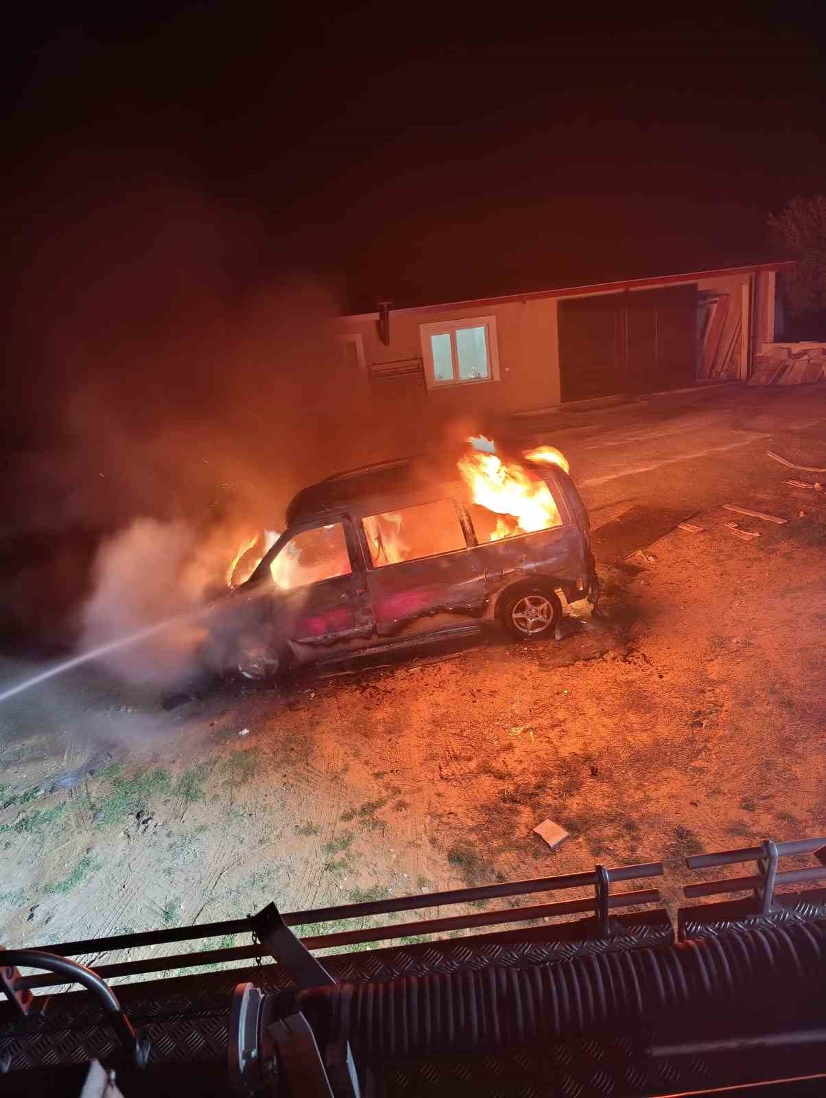 AYDIN'IN KARACASU İLÇESİNDE SEYİR HALİNDEKİ BİR TİCARİ ARAÇTA ÇIKAN YANGIN KISA SÜREDE BÜYÜYEREK...