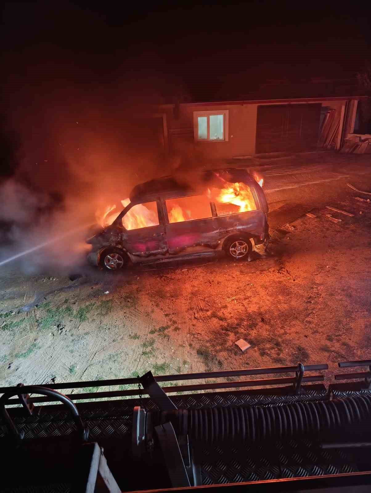 AYDIN'IN KARACASU İLÇESİNDE SEYİR HALİNDEKİ BİR TİCARİ ARAÇTA ÇIKAN YANGIN KISA SÜREDE BÜYÜYEREK...