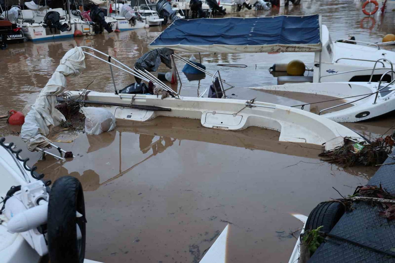 AYDIN'IN KUŞADASI İLÇESİNDE ETKİLİ OLAN SAĞANAK YAĞIŞLA BERABER OLUŞAN SEL SEBEBİYLE DAVUTLAR...