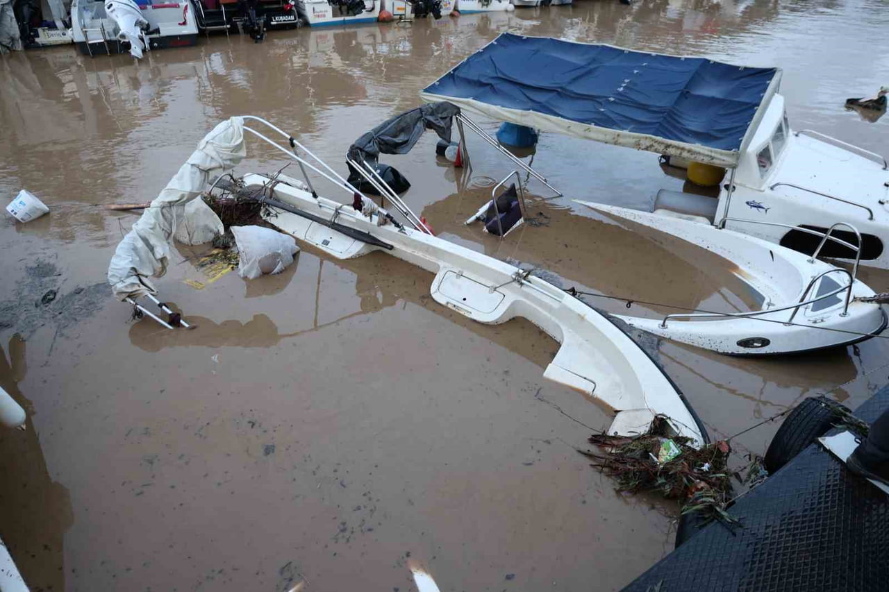 AYDIN'IN KUŞADASI İLÇESİNDE ETKİLİ OLAN SAĞANAK YAĞIŞLA BERABER OLUŞAN SEL SEBEBİYLE DAVUTLAR...