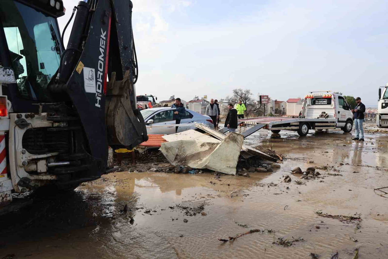 AYDIN'IN KUŞADASI İLÇESİNDE ÖĞLEN SAATLERİNDE ETKİLİ OLAN YAĞIŞ SONRASI MEYDANA GELEN SEL...