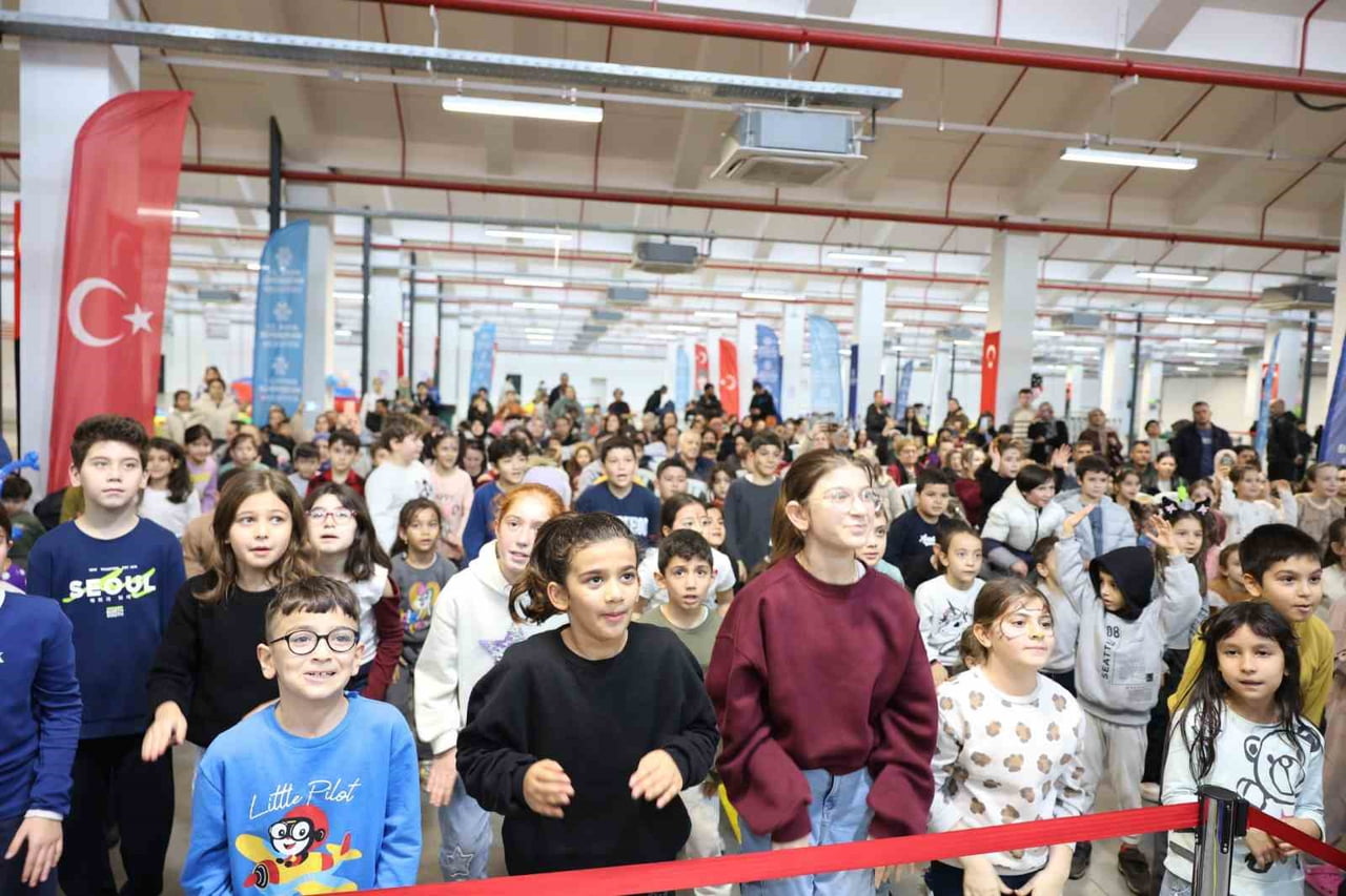 AYDIN BÜYÜKŞEHİR BELEDİYE BAŞKANI ÖZLEM ÇERÇİOĞLU’NUN ÇOCUKLARA YARIYIL TATİLİNE ÖZEL KARNE...