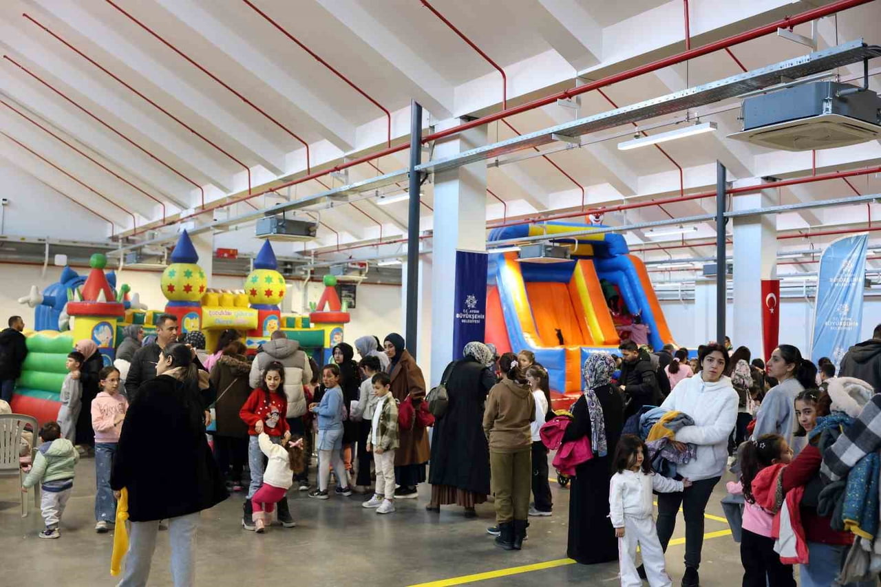 AYDIN BÜYÜKŞEHİR BELEDİYE BAŞKANI ÖZLEM ÇERÇİOĞLU, YARIYIL TATİLİNE GİREN ÇOCUKLARI YARIYIL KARNE...