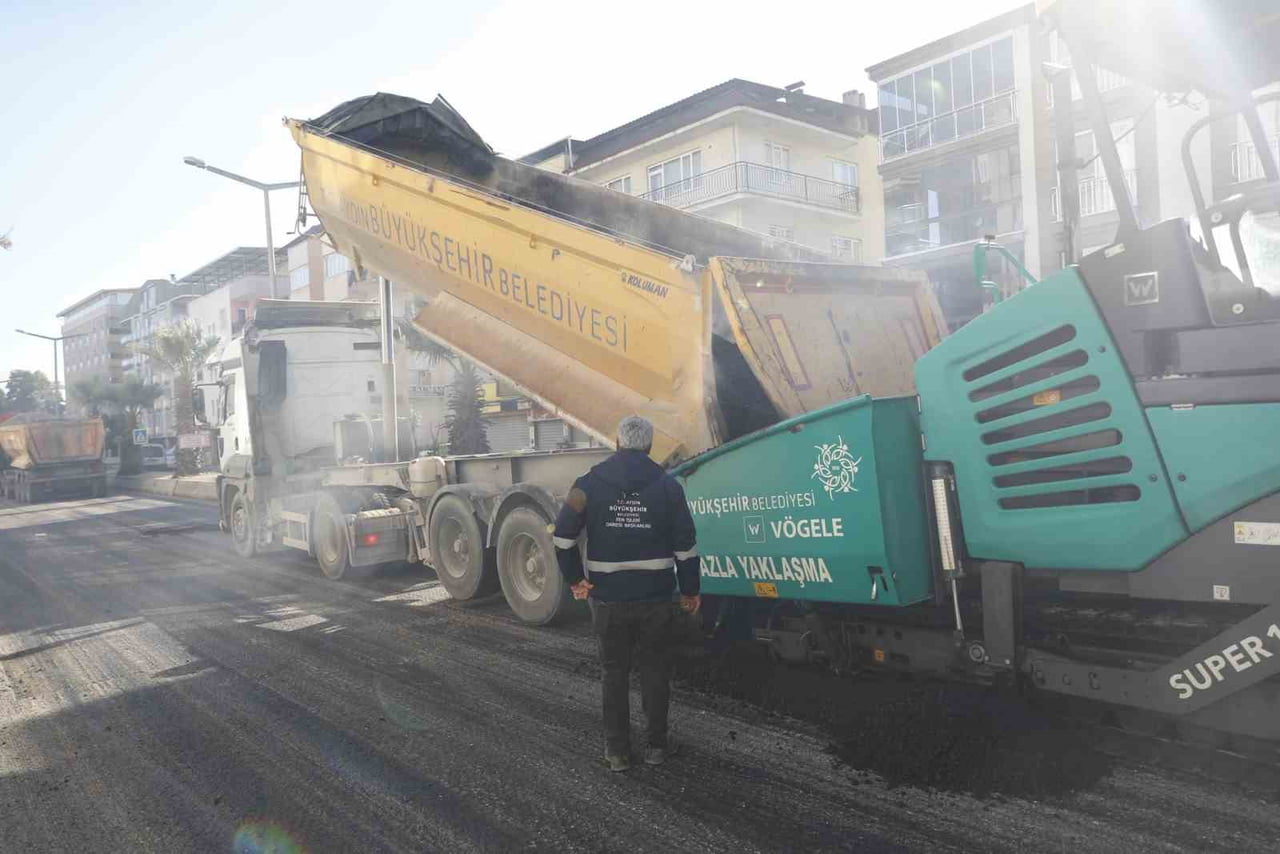 AYDIN BÜYÜKŞEHİR BELEDİYESİ, EFELER İLÇESİNDE YER ALAN DOĞU ÇEVRE BULVARI’NDA SICAK ASFALT SERİM...