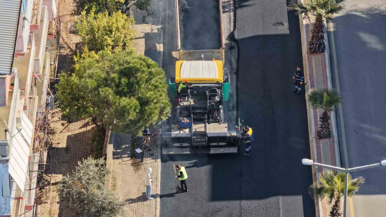 AYDIN BÜYÜKŞEHİR BELEDİYESİ, EFELER İLÇESİNDE YER ALAN DOĞU ÇEVRE BULVARI’NDA SICAK ASFALT SERİM...