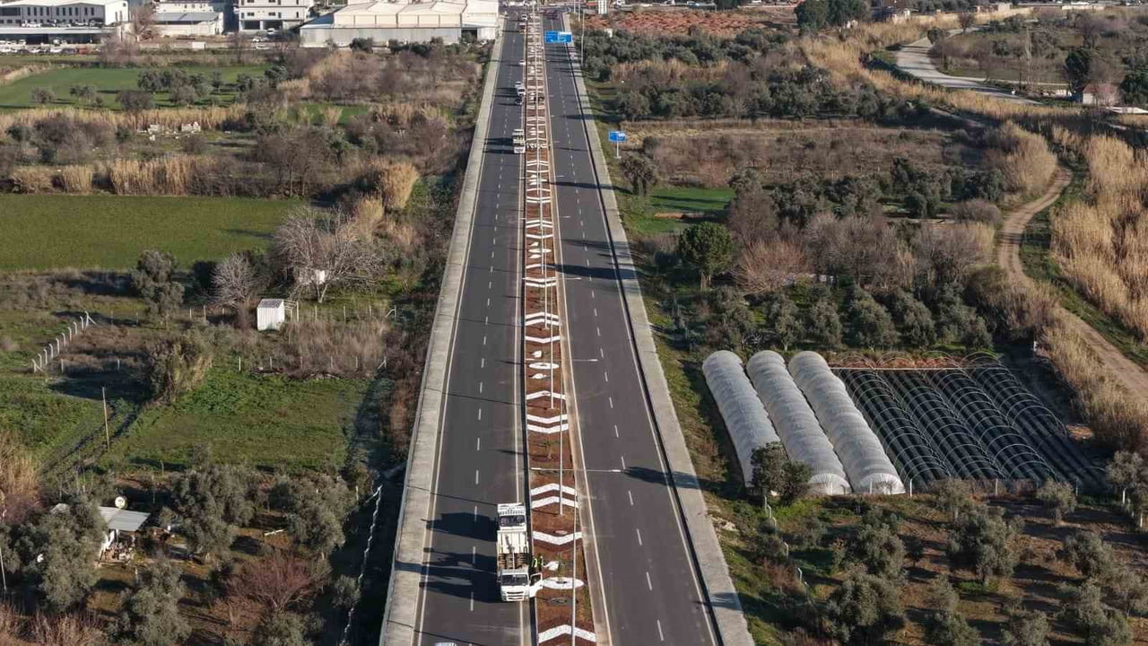 AYDIN BÜYÜKŞEHİR BELEDİYESİ, KENT GENELİNDE YOL, ÇEVRE VE PEYZAJ ÇALIŞMALARINA ARALIKSIZ DEVAM...