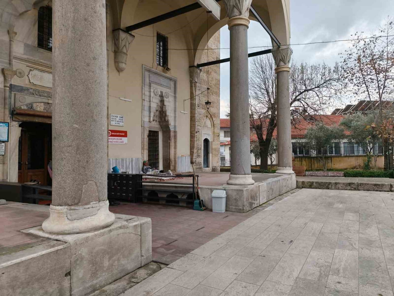 AYDIN EFELER İLÇE MERKEZİNDE BULUNAN HASAN ÇELEBİ CAMİİ'NİN SON CEMAAT MAHALLİNİ MESKEN TUTAN BİR...