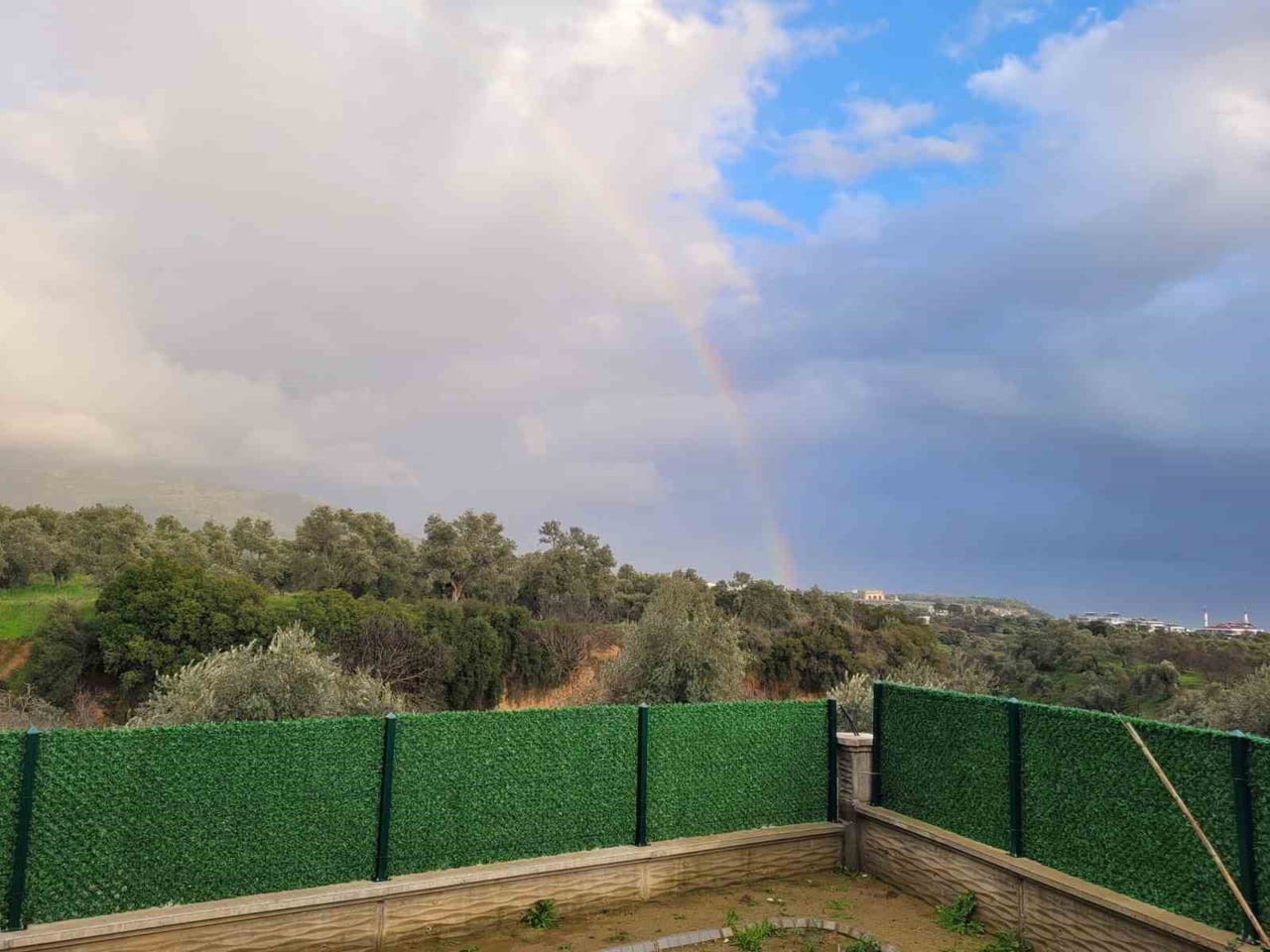 AYDIN’IN EFELER İLÇESİNDE ETKİLİ OLAN SAĞANAK YAĞIŞIN ARDINDAN ORTAYA ÇIKAN GÖK KUŞAĞI, GÖKYÜZÜNDE...