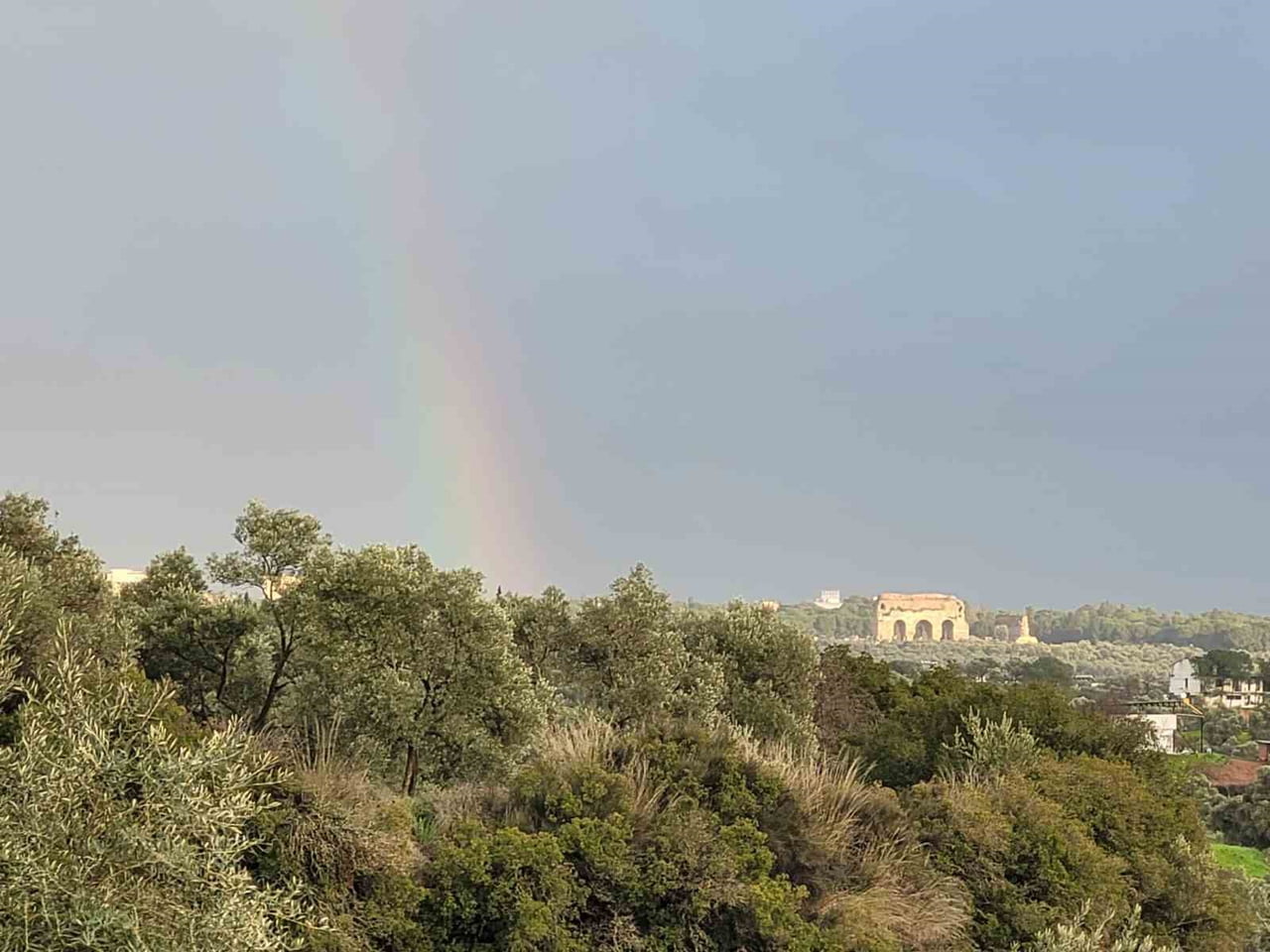 AYDIN’IN EFELER İLÇESİNDE ETKİLİ OLAN SAĞANAK YAĞIŞIN ARDINDAN ORTAYA ÇIKAN GÖK KUŞAĞI, GÖKYÜZÜNDE...