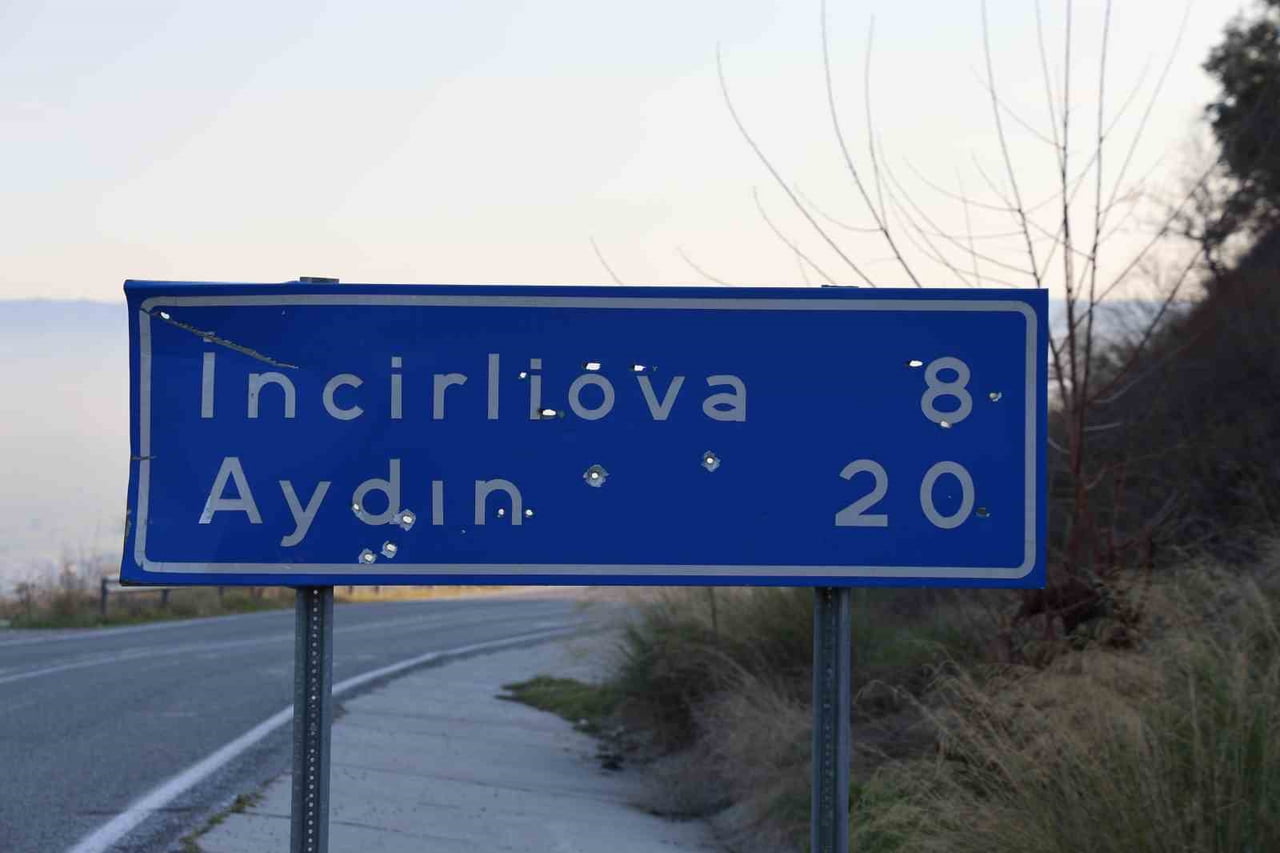 AYDIN’IN KIRSAL MAHALLELERİNDE YOL GÜVENLİĞİ İÇİN YERLEŞTİRİLEN TRAFİK LEVHALARI VE YÖN...